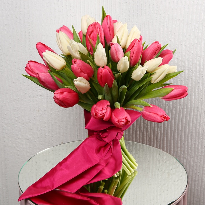 Букет 51 яркий тюльпан